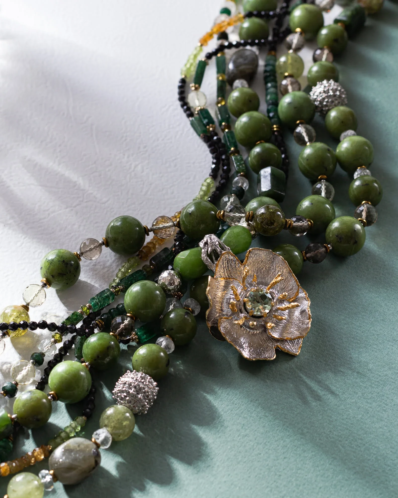 От орудий пещерных людей до божественного поклонения: чем во всем мире известен нефрит