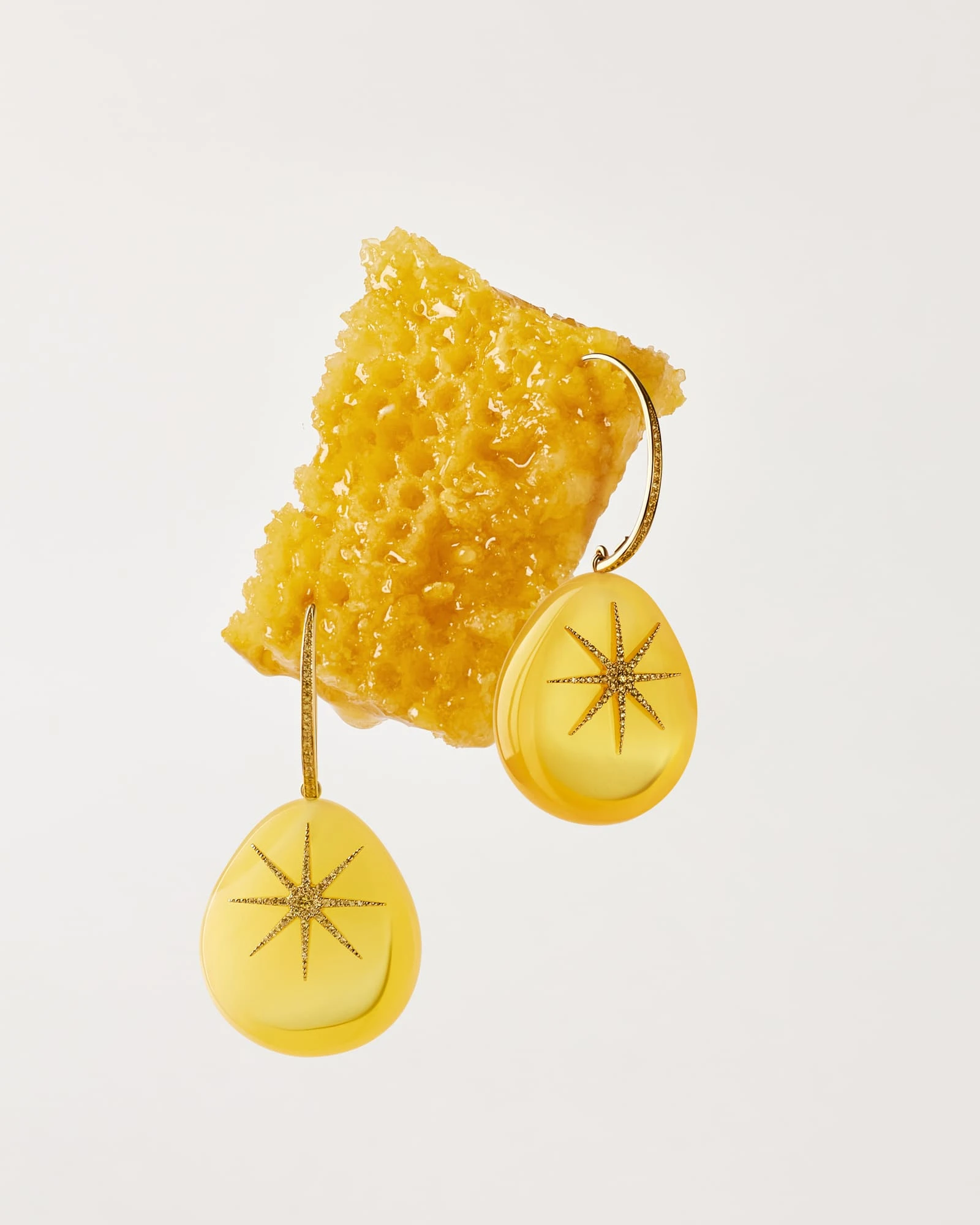 Янтарь: застывшая смола и факторы его ценности