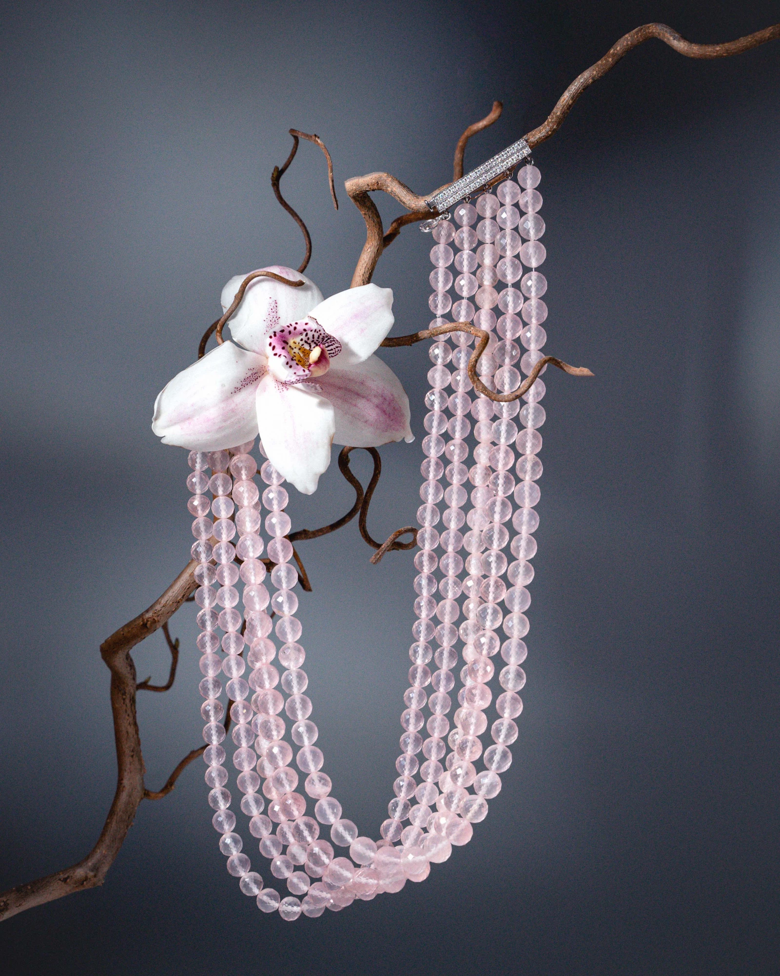 Пастельные самоцветы: новая тишина в ювелирном искусстве