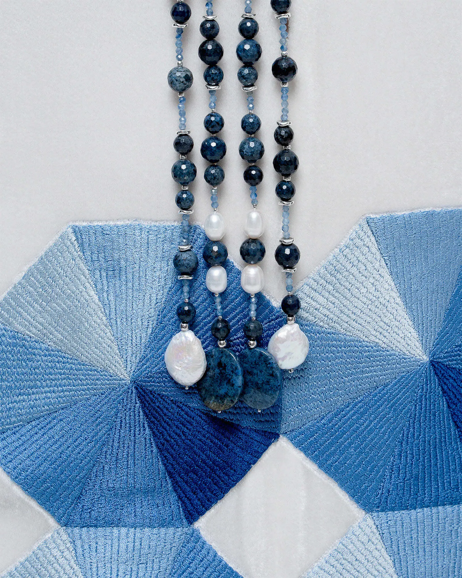 Бусы-галстук дьюмортьерит, жемчуг белого цвета Дюмортьерит - 219 900 Бусы-галстук дьюмортьерит, жемчуг - мастерская Надежды Бойко