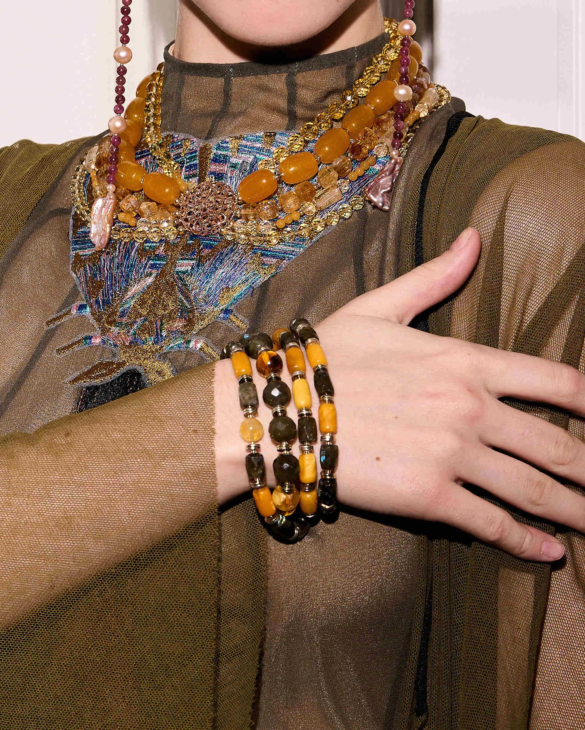 Браслет янтарь, лабрадорит оранжевого цвета Янтарь - 56 500 Браслет янтарь, лабрадорит - мастерская Надежды Бойко